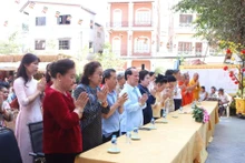 2026丙午年爱心春节慰问品赠送活动在万象佛迹寺举行。（图片来源：越通社）