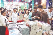 胡志明市2026年丙午年春节书街节吸引众多年轻人参加。