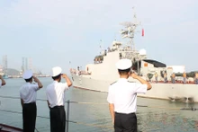 171旅指战员向17号舰艇辞行。（图片来源：越通社）