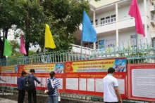 岘港大学下属技术师范大学了解候选人相关信息。（图片来源：越通社）