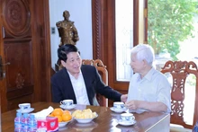 越南国家主席梁强看望慰问原国家主席阮明哲。