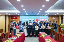 与会代表和越南新闻与宣传学院学生合影留念。（秋兰 摄）