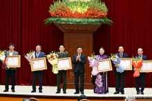 陈锦秀同志向在大会筹备、组织和服务工作中表现突出的单位授予一级劳动勋章。