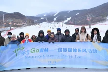 外国媒体记者在中旅松花湖滑雪场合影。（图片来源：新华社）