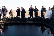 外国媒体参观克拉玛依市黑油山。