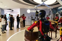 各国媒体参观深圳玉树具身机器人智创中心。