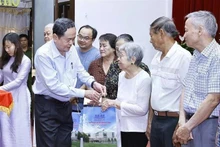 越南国会主席陈青敏向芹苴市贫困户和劳动者赠送慰问品。