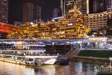 游客乘坐游船欣赏重庆夜景。（胡军摄）