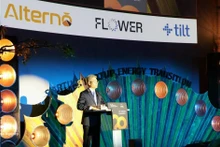 越南驻德国大使阮得成在颁奖典礼上发表讲话。