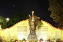 越共中央总书记苏林率领中央工作代表团前往李太祖皇帝像前上香。（图片来源：越通社）