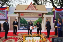 越共中央总书记苏林出席柬埔寨—越南友谊学校奠基仪式。