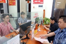 在谅山省芝陵乡，公务人员正为群众办理行政手续。