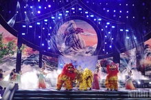 演出在歌舞节目《红尘》中拉开序幕。