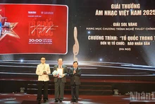 《人民报》社代表上台领取2025年度政论艺术节目类 Sol金奖（即音乐中的G音）。（玲宝 摄）