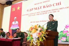 越南人民军总政治局宣训局副局长杜维征大校主持会议。