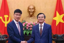 胡志明国家政治学院院长段明训副教授会见三星（越南）公司总经理罗基洪。