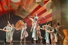 当代芭蕾舞剧《楮皮纸》（Dó）是一部从越南民间素材（如鱼笼、纸扇、花席和楮皮纸）汲取灵感的艺术作品。（图片来源：组委会）