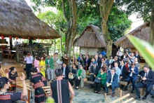 向国际友人推介越南文化特色。（图片来源：越通社）