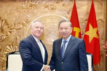 越共中央总书记苏林会见美国助理国务卿迈克尔·德索姆布尔。（图片来源：越通社）