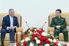 潘文江大将会见美国助理国务卿迈克尔·德索姆布尔。（图片来源：越通社）