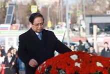 范明正总理在俄罗斯莫斯科向胡志明主席纪念碑敬献花圈。（图片来源：越通社）