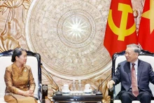 越共中央总书记苏林会见柬埔寨人民党副主席、柬埔寨祖国发展团结阵线国家委员会主席梅森安。（图片来源：越通社）