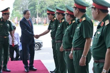 越南国会主席陈青敏走访第九军区 。