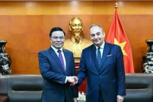 越南工贸部代理部长黎孟雄3月3日在河内会见了希腊议会第一副议长约阿尼斯·普拉基奥塔基斯。