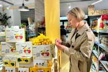 法国消费者品尝越南农产品。