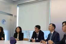 越南外交部副部长黎英俊（中）和越南代表团出席世界经济论坛2026年年会。（图片来源：越通社）