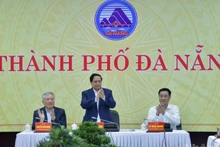 越南政府总理范明正与岘港市委常委会举行工作会议。