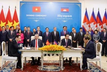 越南外交部与柬埔寨人民党中央对外关系委员会代表签署合作协。