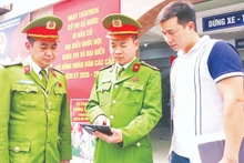 河内市公安机关全面核查并及时更新选民信息，同步VNeID系统数据，准确掌握辖区实际居住人口情况，为选民证发放工作提供服务。（本报记者进阮）