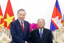 越共中央总书记苏林会见柬埔寨人民党名誉主席韩桑林。（图片来源：越通社）