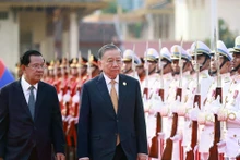 两位领导检阅仪仗队。（图片来源：越通社）