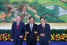 越共中央总书记苏林与柬埔寨人民党主席洪森、老挝人民革命党中央委员会总书记通伦·西苏里合影。（图片来源：越通社）