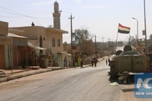 位于伊拉克拉瓦市、靠近伊叙边境的一辆军用车辆。（图片来源：新华社）