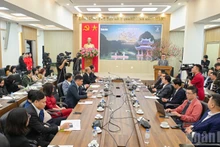 音乐视频《来自秘密花园的旋律——神秘花园在越南》记录了Secret Garden乐队在越南宁平省多处著名景点的演出画面。