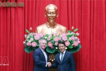 越南公安部部长梁三光大将会见美国负责东亚和太平洋事务的助理国务卿迈克尔·德索姆布雷。（图片来源：越通社）