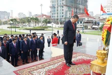 越共中央总书记苏林同越南党和国家高级代表团在金边柬越友谊纪念碑前上香并敬献花圈。（丁长 摄）