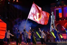 “赤手塑山河”特别节目在胡志明博物馆胡志明市举行。