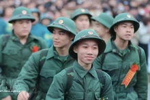 在河内市嘉林PTkV4指挥部第06交接点：新兵们兴高采烈地启程参军入伍。