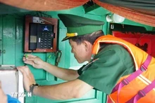 胡志明市边防部队在一艘渔船出海前检查其航程监控设备。