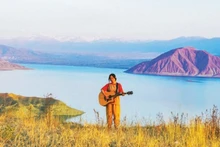 梅香在探索吉尔吉斯斯坦托克托古尔水库地区时的美丽瞬间。