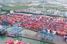 集装箱船停靠盖梅港群中的TCIT港。（图片来源：sggp.org.vn）