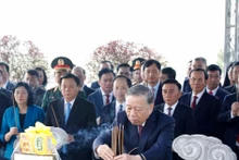 苏林总书记一行在位于德寿乡的越共中央总书记陈富墓区敬香缅怀已故总书记陈富。（图片来源：越通社）