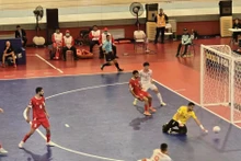 越南五人制足球队与黎巴嫩队角逐。（图片来源：越通社）