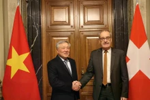 越南政府常务副总理阮和平与瑞士联邦总统兼经济、教育与科研部长居伊·帕尔默林（Guy Parmelin）。（图片来源：越通社）