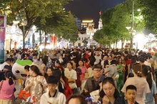 市民大量聚集在阮惠步行街。