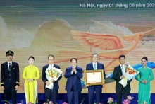 越南政府总理范明正向越南航空公司授予政府总理奖状。